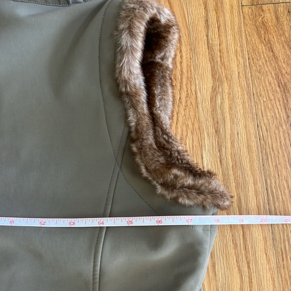 MARMOT Faux Fur Lined Hooded Softshell Olive Green Vest, Size Small - Picture 7 of 12